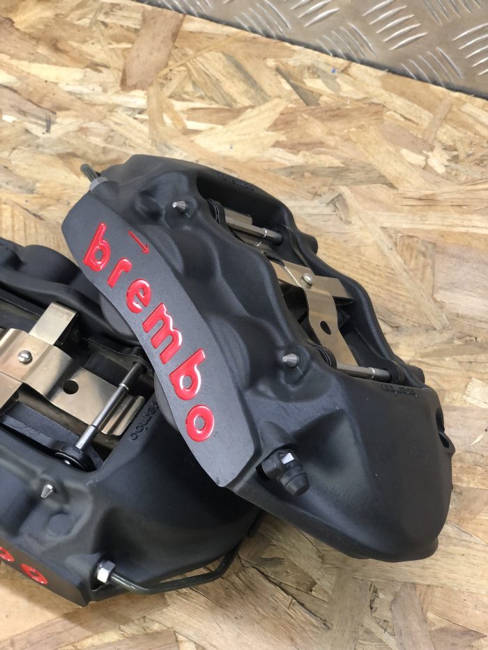 Kit de frenos grandes BSS Performance con pinzas Brembo de 4 pistones